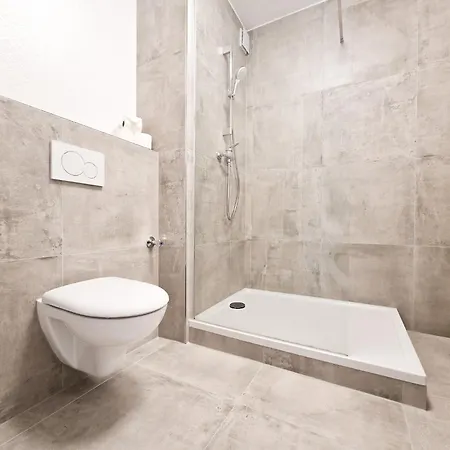 Tolstov - 2 Or 3 - 15 Min Zur Messe Dus & 10 Min Old Town Dus Apartment