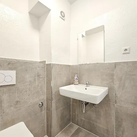 Raj Living - 2 Or 3 - 15 Min Zur Messe Dus & 10 Min Old Town Dus Apartment
