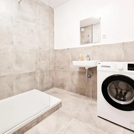 Raj Living - 2 Or 3 - 15 Min Zur Messe Dus & 10 Min Old Town Dus Apartment