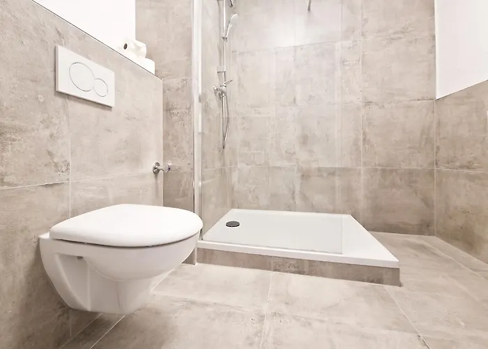 Appartamento Tolstov - 2 Or 3 - 15 Min Zur Messe Dus & 10 Min Old Town Dus